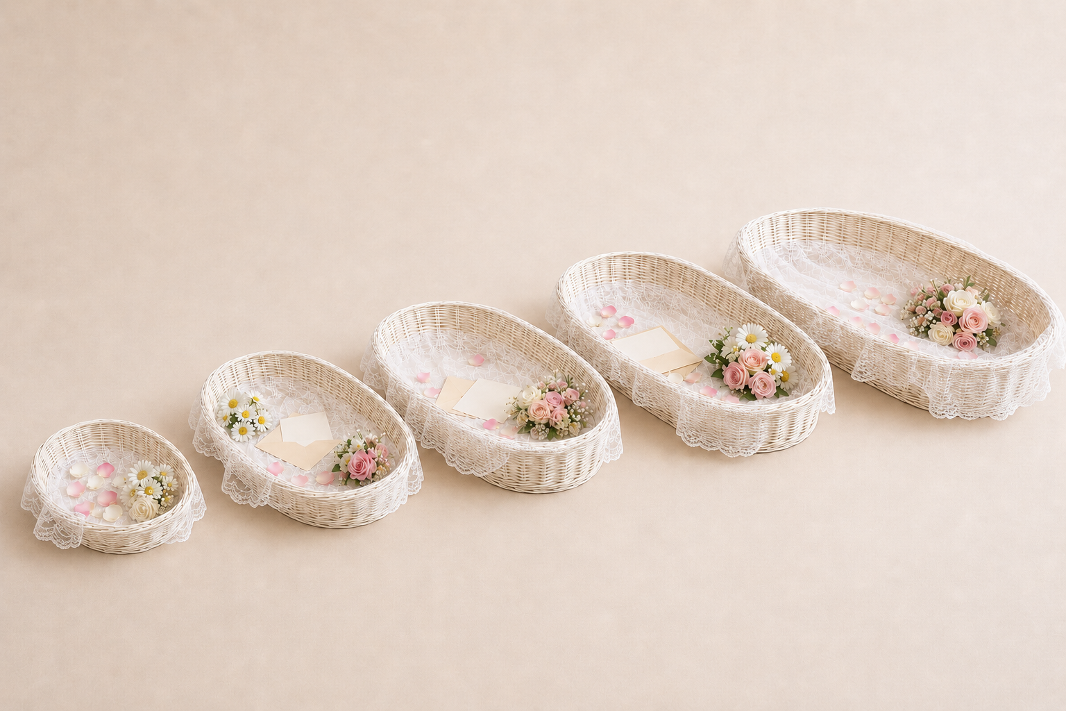 お花を飾ったペット用かご棺