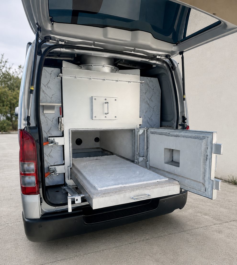 専用火葬車の後部に搭載された火葬炉